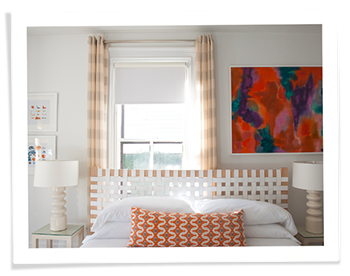 旧金山一间卧室，卧室的窗户上安装了隔音插孔