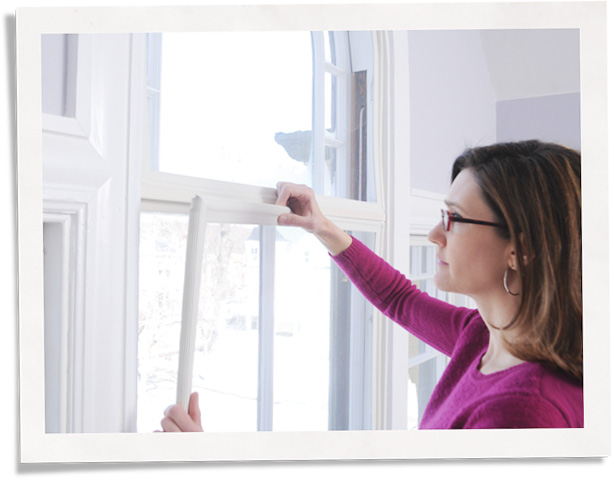 安装隔音窗口的女人插入以减少公寓的噪音