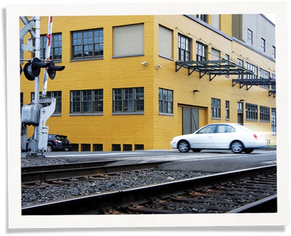 在黄色商业建筑之外火车噪音：通过窗户和墙壁商业隔音。manbetx客户端应用下载