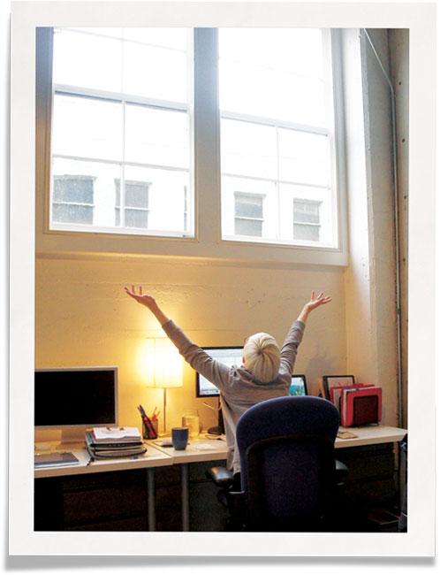 快乐的员工：隔音商业空间Windows'带拍摄窗口插页是一种解决方案。manbetx客户端应用下载