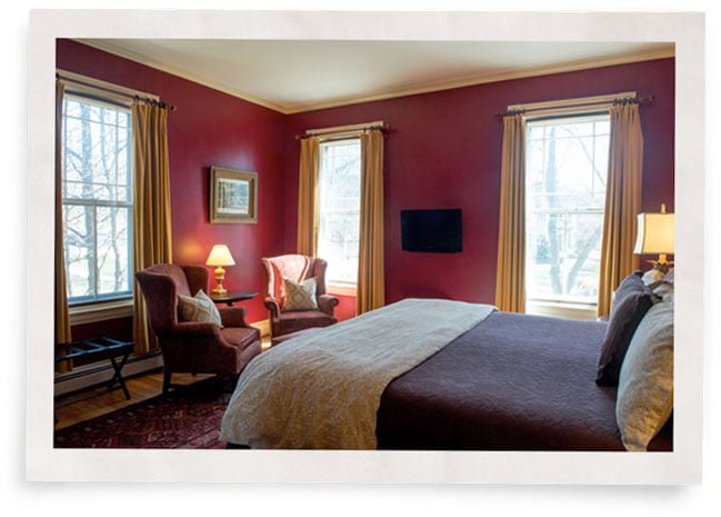 维多利亚时代的B＆B卧室配有扇形插页，用于窗户隔热