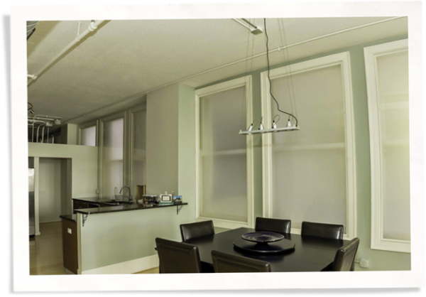 公寓内部视图与indow插入物，窗口隐私覆盖物