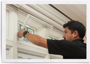 冬季房屋维修时安装窗户插页的工人