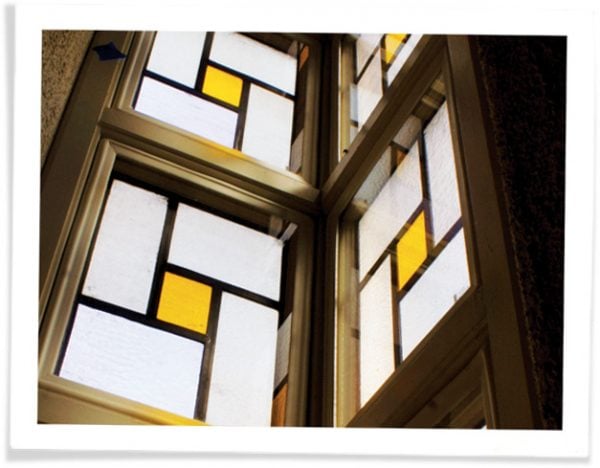 教堂窗户的特写插入绝缘彩色玻璃窗manbetx客户端应用下载