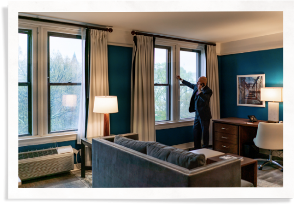 英联邦酒店房间的酒店客人在窗户上靠在窗户上，带有用于酒店隔音的衬里插入物