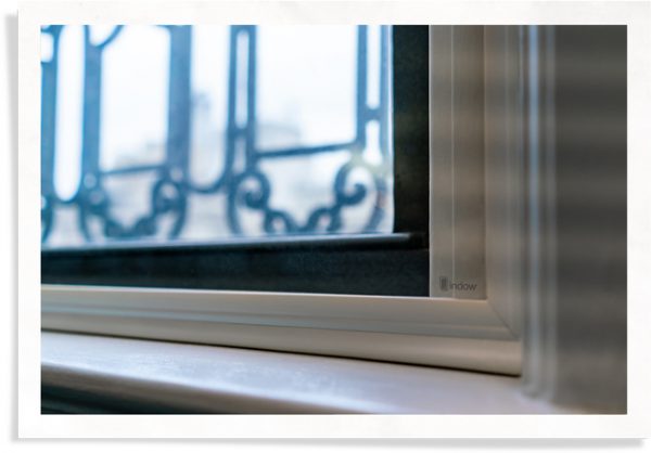 在酒店窗户中的透明窗口插件的特写，用于酒店客人投诉和决议，以阻止噪音