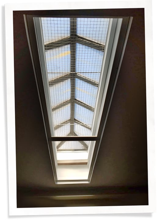 Skylight窗口插入安装在天花板中，用于热损失和噪声阻塞