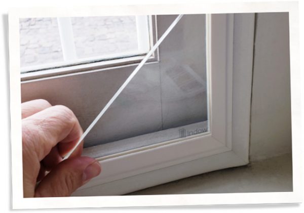 窗户角的特写，带有窗户嵌条样品，为所有公寓租户提供安静和节能效果