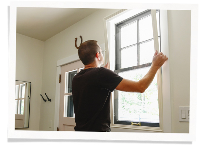 房主安装窗户插入物，以阻挡室外空气污染和停止冷凝