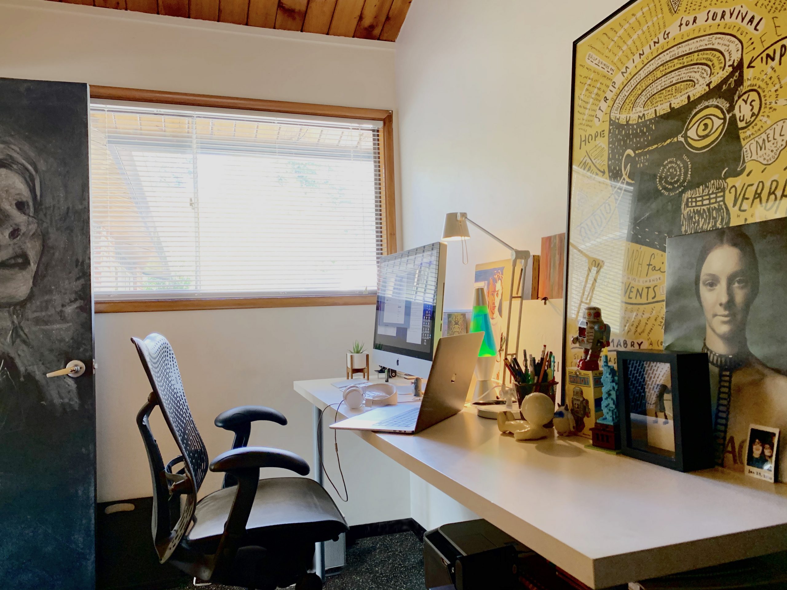 家庭办公室和专用工作空间，配有椅子、大桌子、两台显示器和大窗户