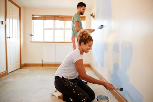 隔离期间，两个人将一间房间粉刷成家居改造工程