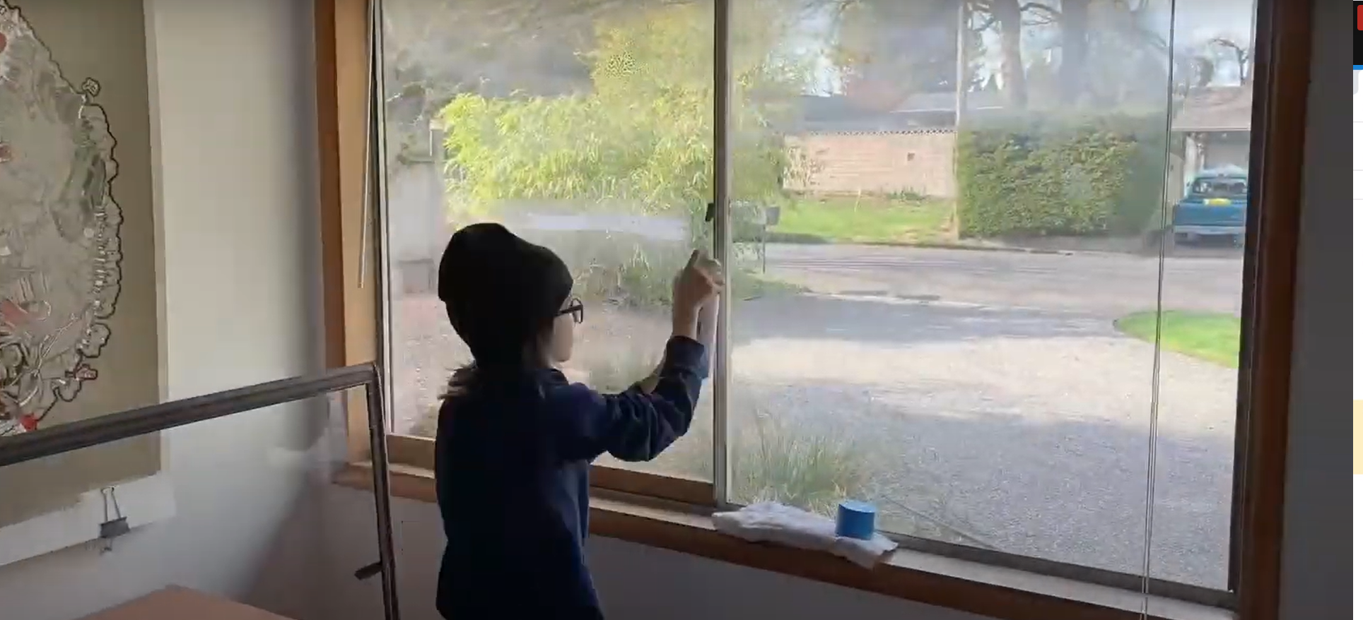 儿童清洁窗户与窗户插入在隔离期manbetx客户端应用下载间春季清洁