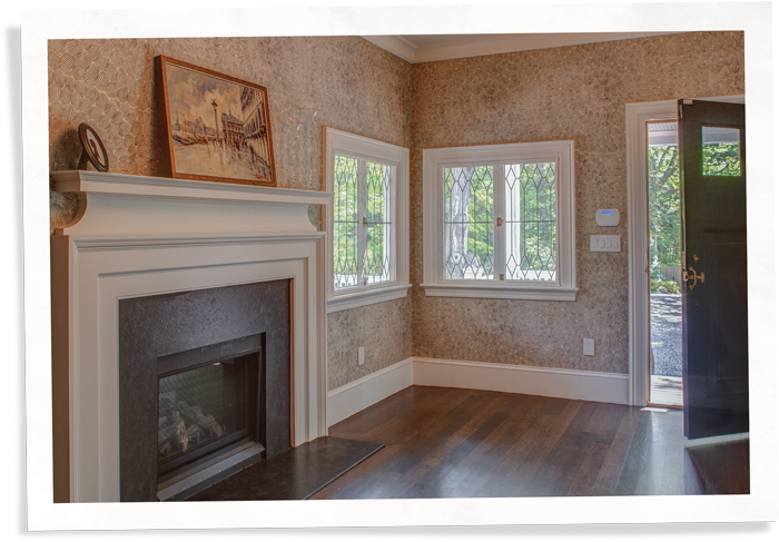 木瓦风格的房子门厅，带壁炉和镶在修复的铅玻璃窗上的Indow插入物(91)manbetx客户端应用下载