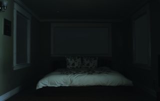 卧室明亮和100%黑暗，在Indow睡眠面板之前和之后。黑暗有助于改善睡眠卫生。