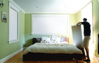 卧室明亮和100%黑暗，在Indow睡眠面板之前和之后。黑暗有助于改善睡眠卫生。