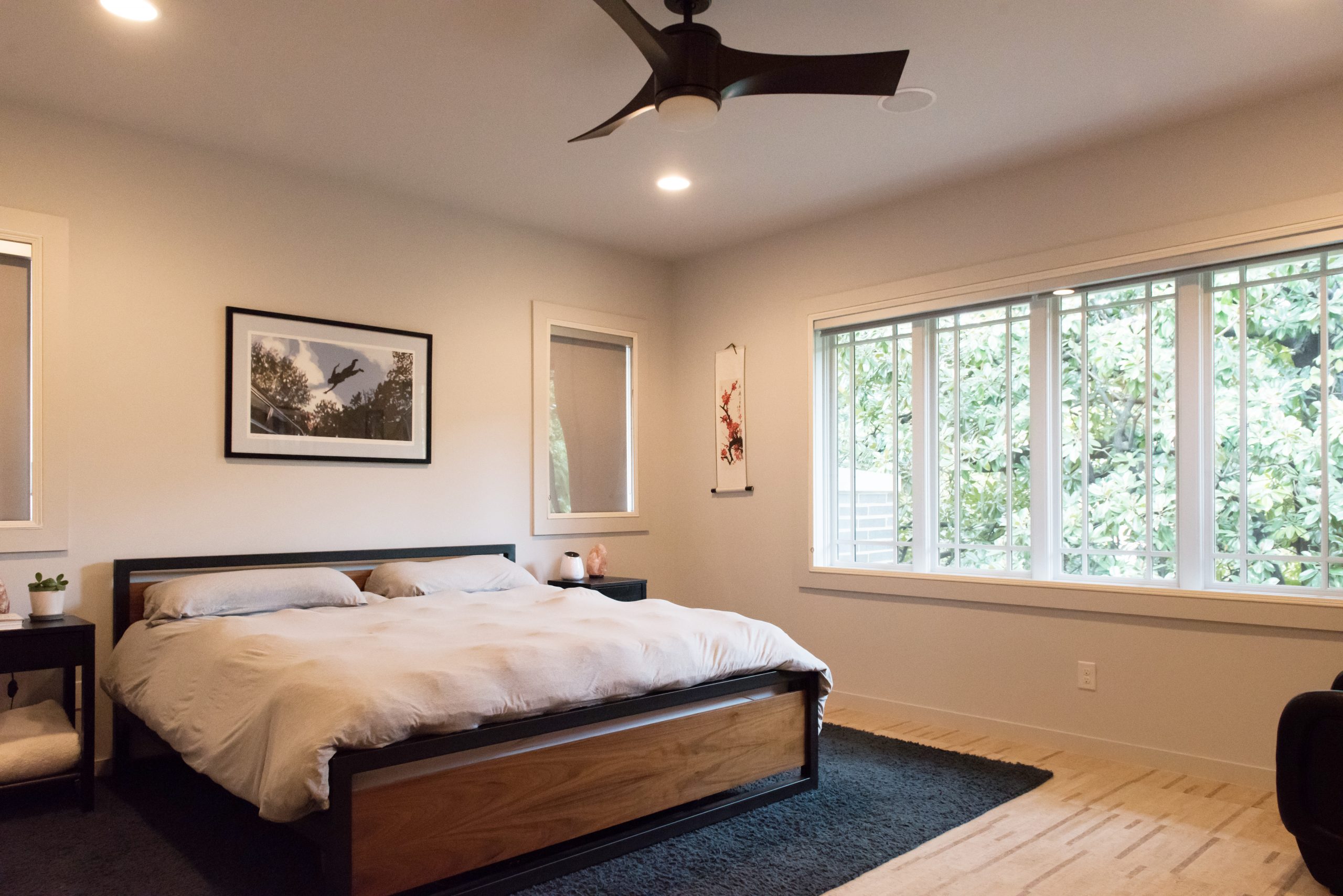 明亮的卧室，带饰物插入。绝缘窗口允许您为明亮的manbetx客户端应用下载空间打开百叶窗。