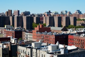 在纽约市毕业。经济实惠的住房可以改装窗户等能效措施。manbetx客户端应用下载