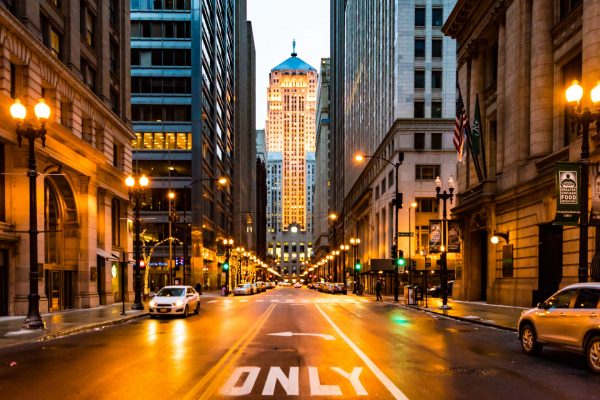 芝加哥市的一条公共街，两边都有建筑物。